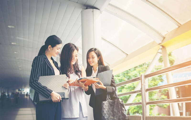 人才是企業(yè)核心競爭力的重要組成部分，集團(tuán)致力于為員工提供優(yōu)越的職業(yè)發(fā)展通道，搭建一個(gè)充滿活力、公平競爭的工作平臺。